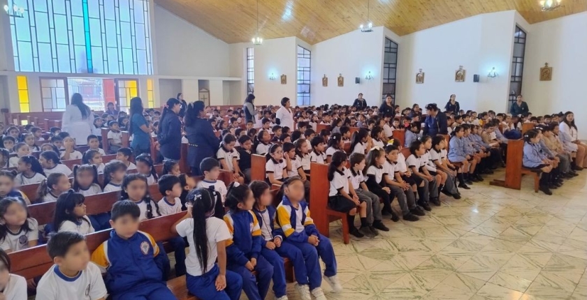 Los/as estudiantes de primer ciclo realizan la reflexión de las últimas siete palabras de Jesús